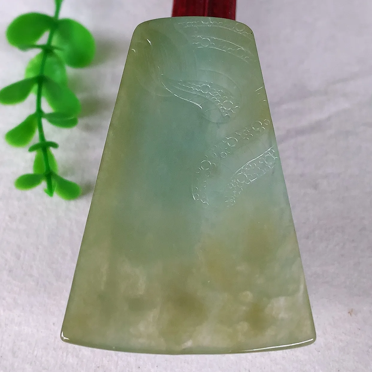 自然光实拍，大件冰润冰种双彩黄加绿翡翠关公吊坠，种老水足，翠色灵动，寓意美好， 佩戴时尚出众！#93.29