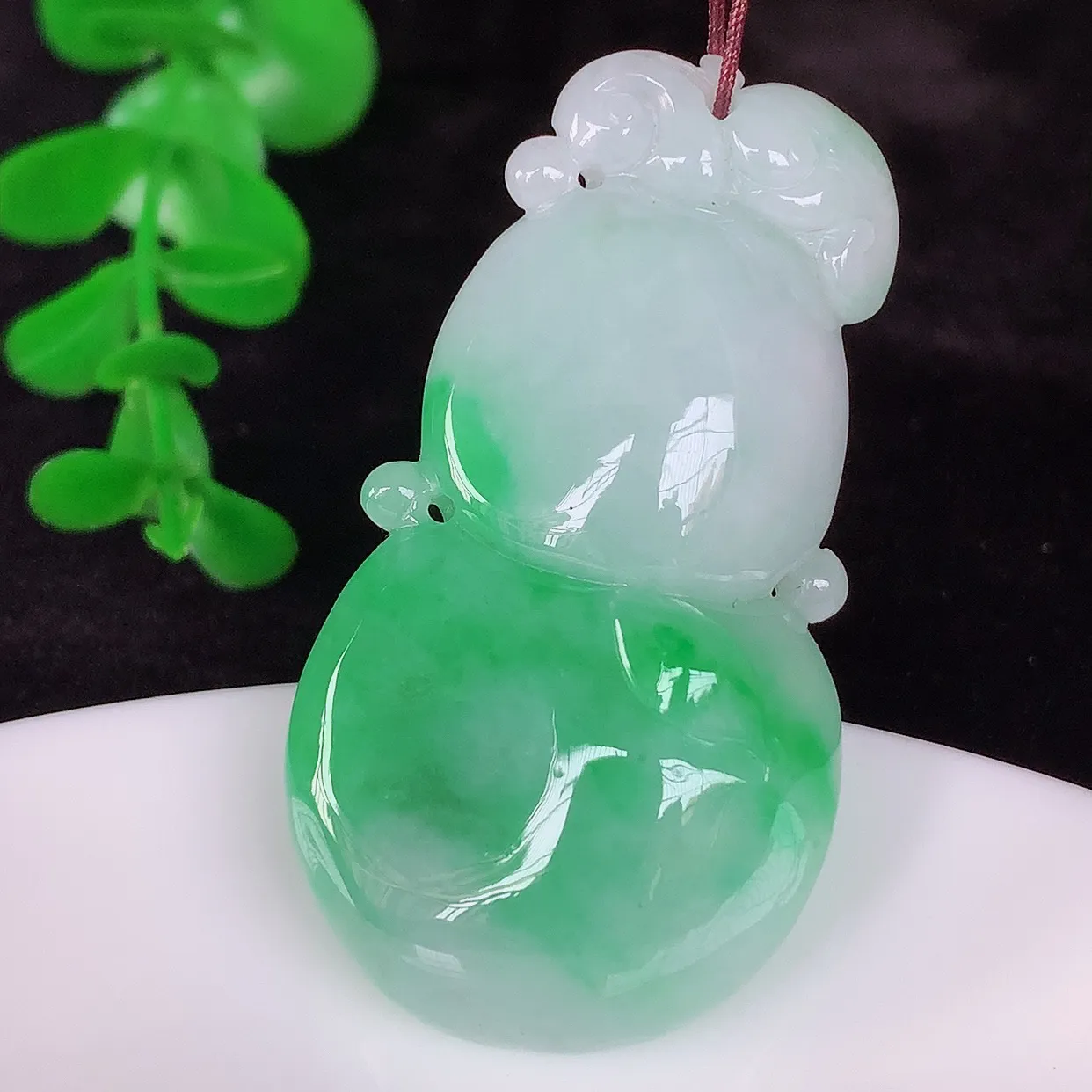 自然光实拍，冰润冰糯种飘阳绿翡翠葫芦吊坠，葫芦寓意福禄双全，财源滚滚，饱满，清新脱俗，佩戴效果优雅迷人！#46.29