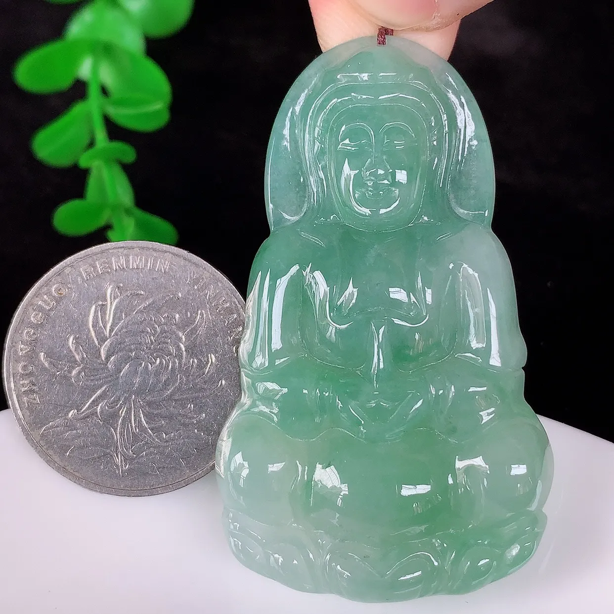 自然光实拍，冰飘绿翡翠观音吊坠，赐福翡翠观音，翠色迷人，观音面相端庄， 佩戴时尚出众！#56.29