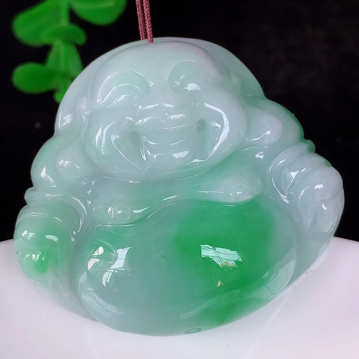 自然光实拍，大件厚装冰润冰糯种飘阳绿翡翠佛公吊坠，饱满， 佛公亦保平安，寓意有福（佛公）相伴， 配戴优雅迷人！#46.29