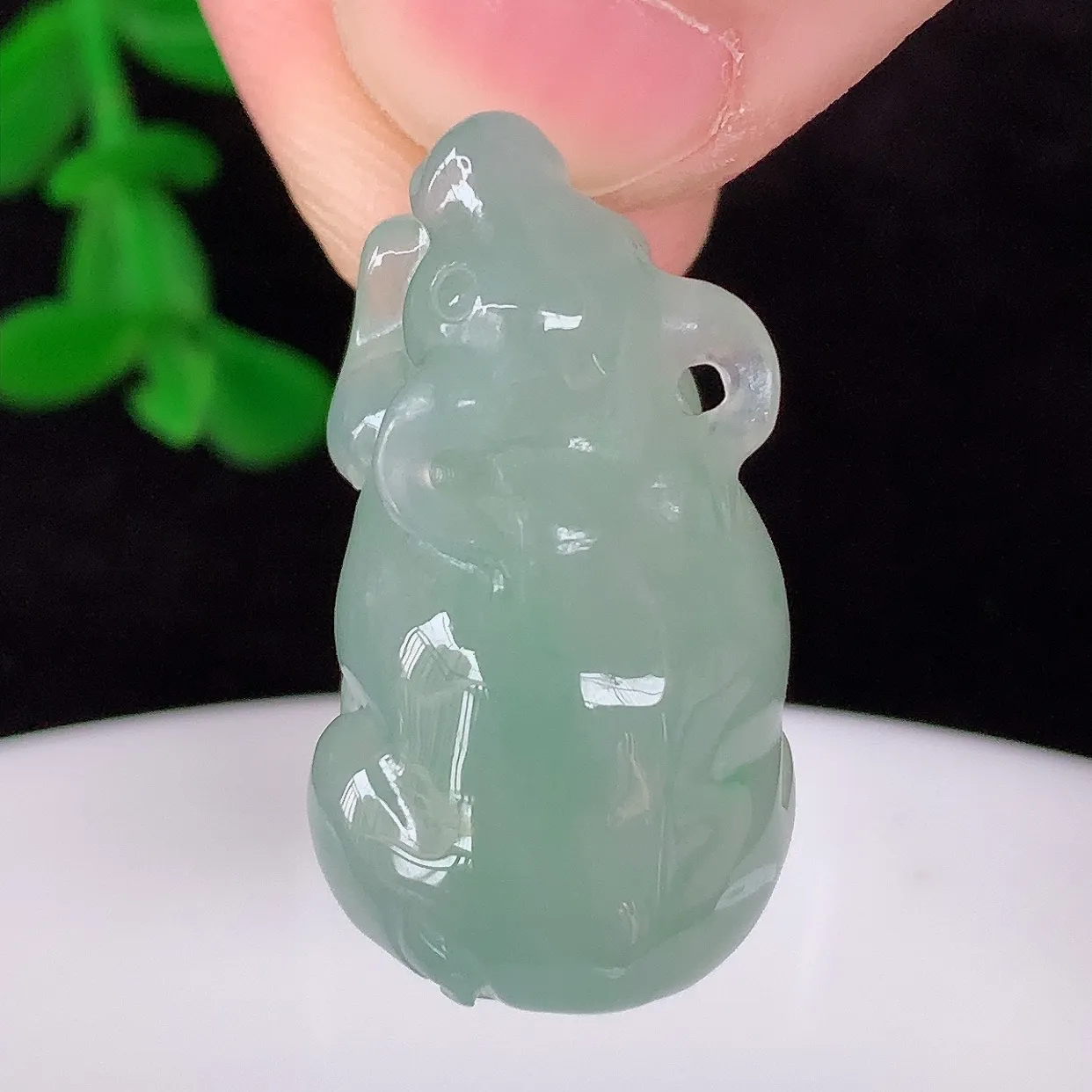 自然光实拍，冰润冰种翡翠生肖牛吊坠，牛气冲天，种老水足，翠色灵动，寓意美好， 佩戴时尚出众！#60.