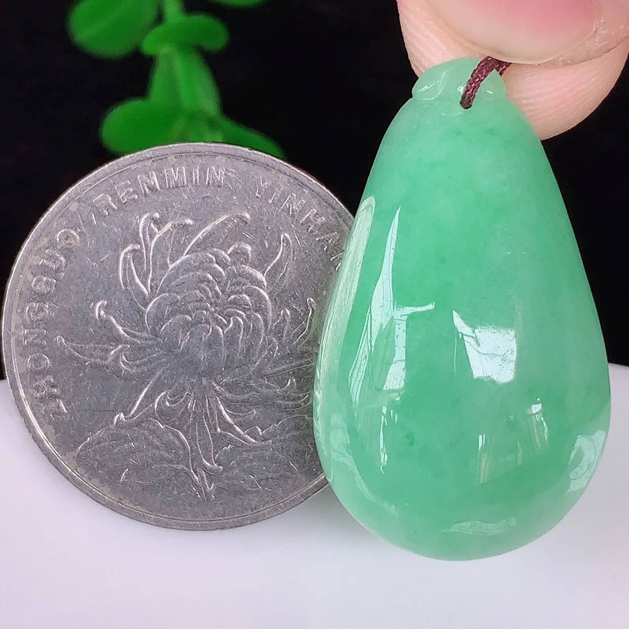 自然光实拍，冰润冰糯种果绿翡翠招财福瓜吊坠，翡翠福瓜招财瓜，冰润且起胶感， 佩戴效果优雅迷人！#83.29