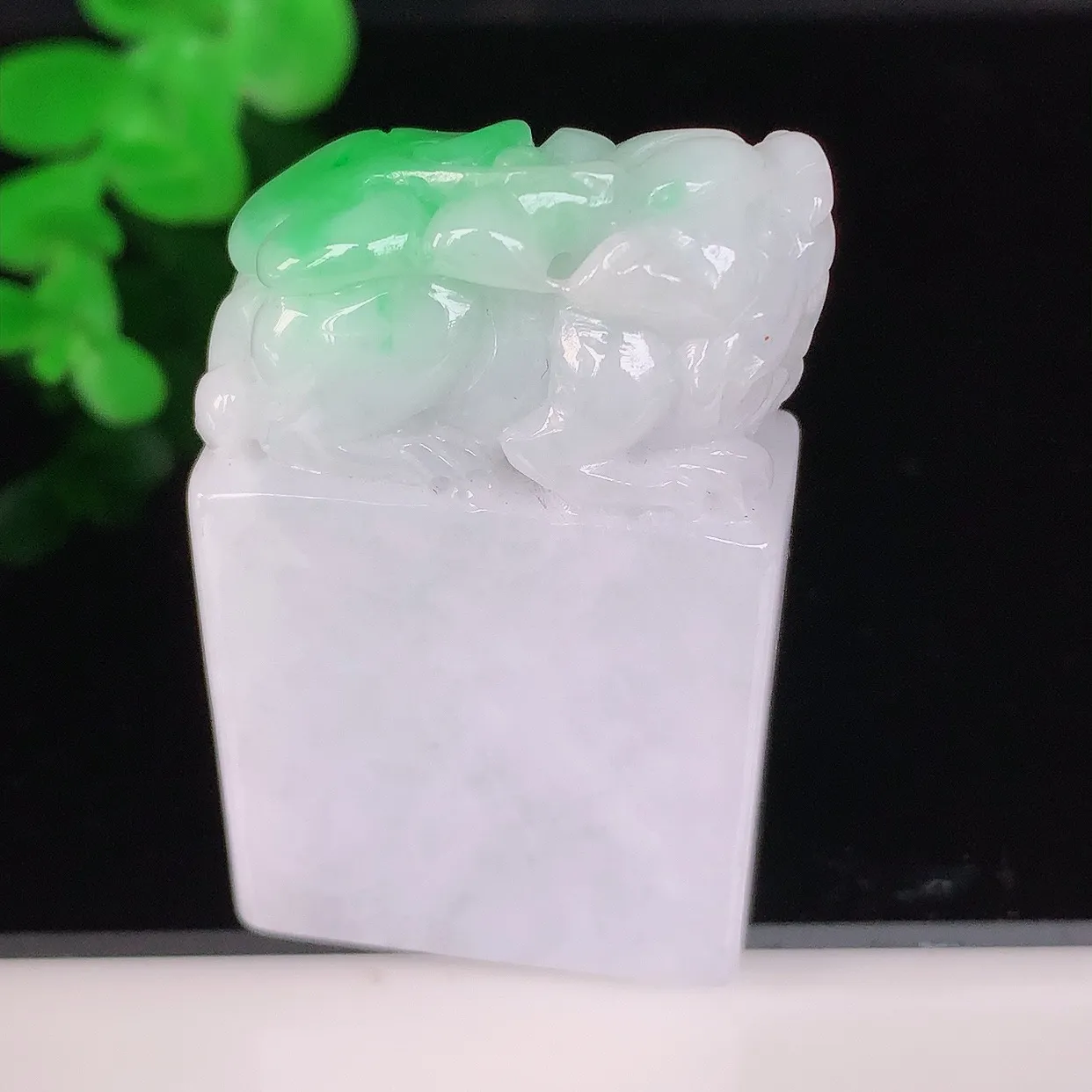 自然光实拍，冰润冰糯种飘阳绿招财貔貅印章吊坠，民间有“一摸貔貅运程旺盛，再摸貔貅财运滚滚，三摸貔貅平步青云 ”的美好祝愿。#41.29
