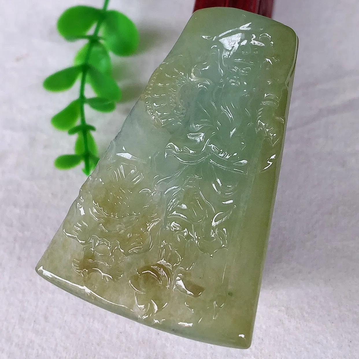 自然光实拍，大件冰润冰种双彩黄加绿翡翠关公吊坠，种老水足，翠色灵动，寓意美好， 佩戴时尚出众！#93.29