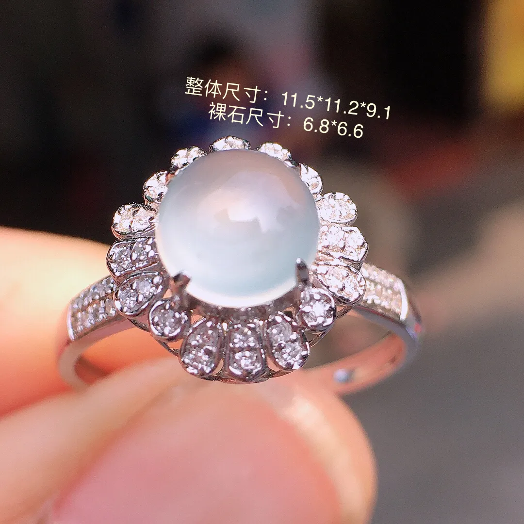 冰种蛋面戒指，玉质细腻，荧光感超
强，饱满水润，气质满满。18k
金豪华镶嵌