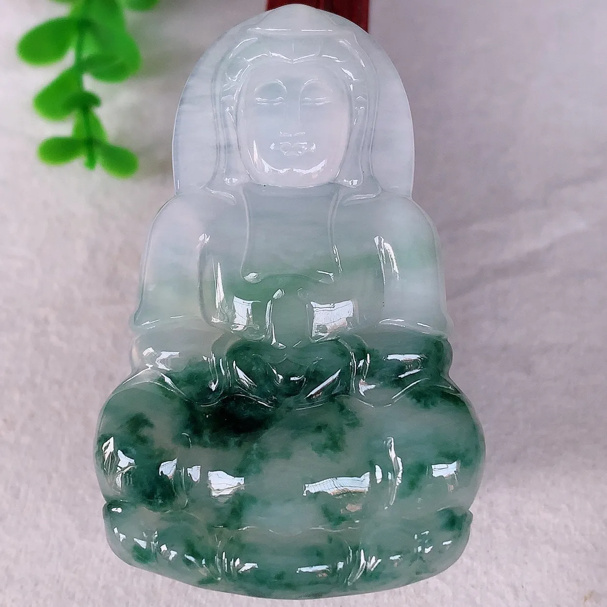 自然光实拍，大件冰种飘花翡翠观音吊坠，赐福翡翠观音，翠色迷人，观音面相端庄， 佩戴时尚出众！#46.