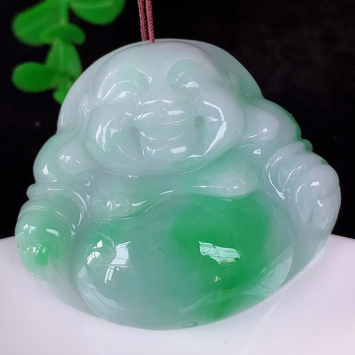 自然光实拍，大件厚装冰润冰糯种飘阳绿翡翠佛公吊坠，饱满， 佛公亦保平安，寓意有福（佛公）相伴， 配戴