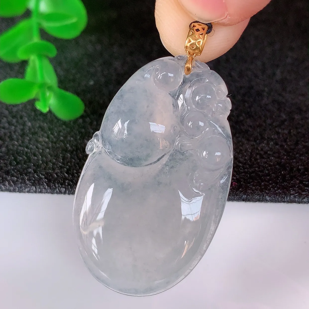 自然光实拍，18K金镶嵌冰种翡翠葫芦吊坠，翡翠葫芦，寓意福禄双全 财源滚滚，佩戴效果优雅迷人！#49.29整体41* 裸石36*22*5