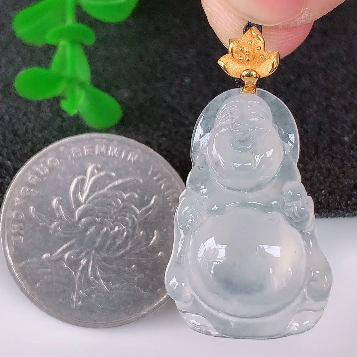 自然光实拍，18K金镶嵌冰种冰胶翡翠逍遥布袋佛吊坠，代代有钱，水足丰盈，盈满欢喜，配戴送礼佳品！#1.29整体34.5* 裸石28*18.6*6.5