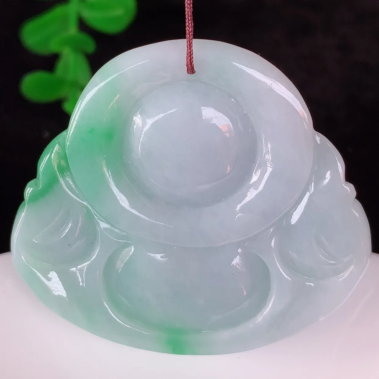 自然光实拍，大件厚装冰润冰糯种飘阳绿翡翠佛公吊坠，饱满， 佛公亦保平安，寓意有福（佛公）相伴， 配戴优雅迷人！#46.29