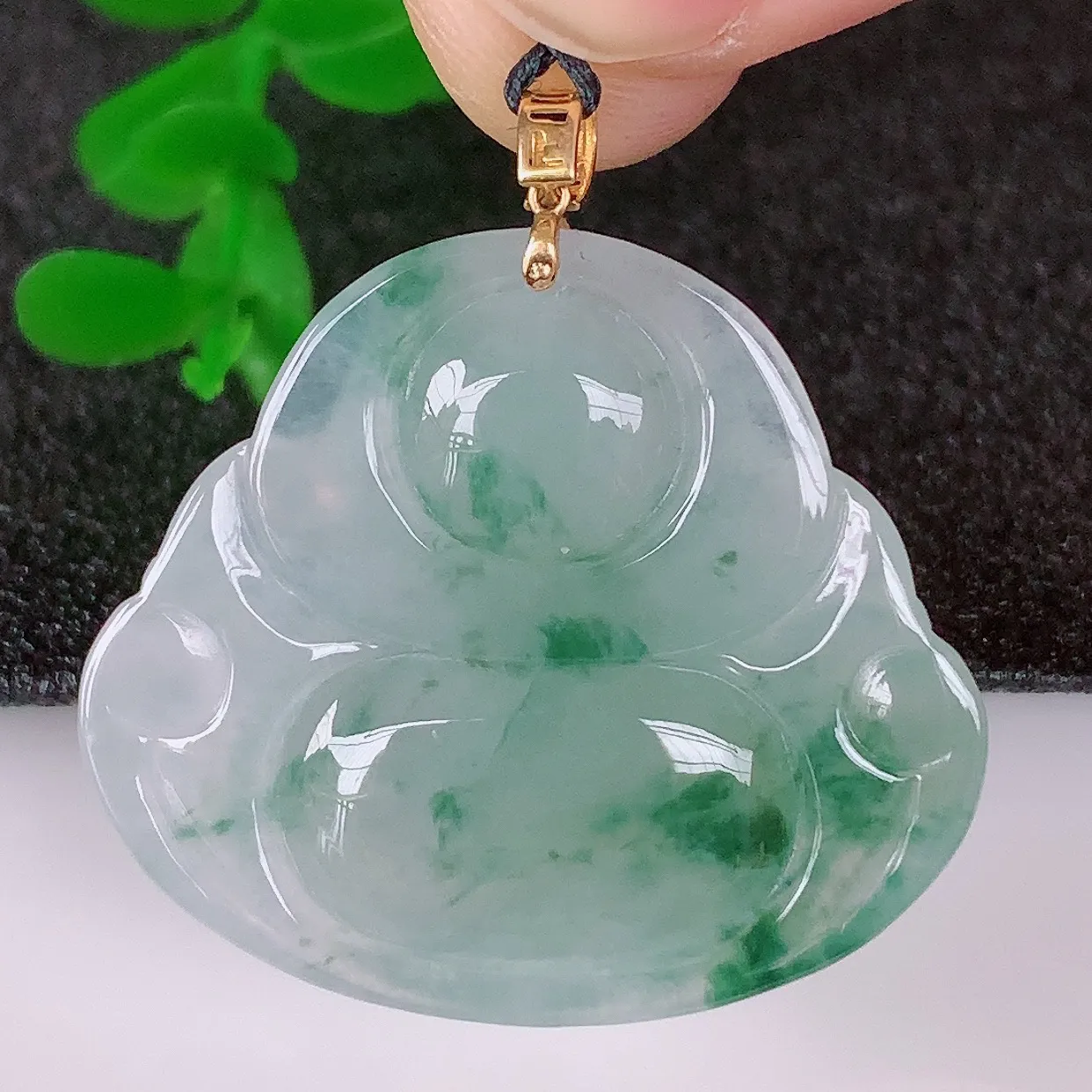 自然光实拍，18K金镶嵌冰种飘花翡翠佛公吊坠，冰透饱满， 佛公亦保平安，寓意有福（佛公）相伴，品相佳，配戴优雅迷人！#49.3整体32.5*裸千27*30.8*6.5