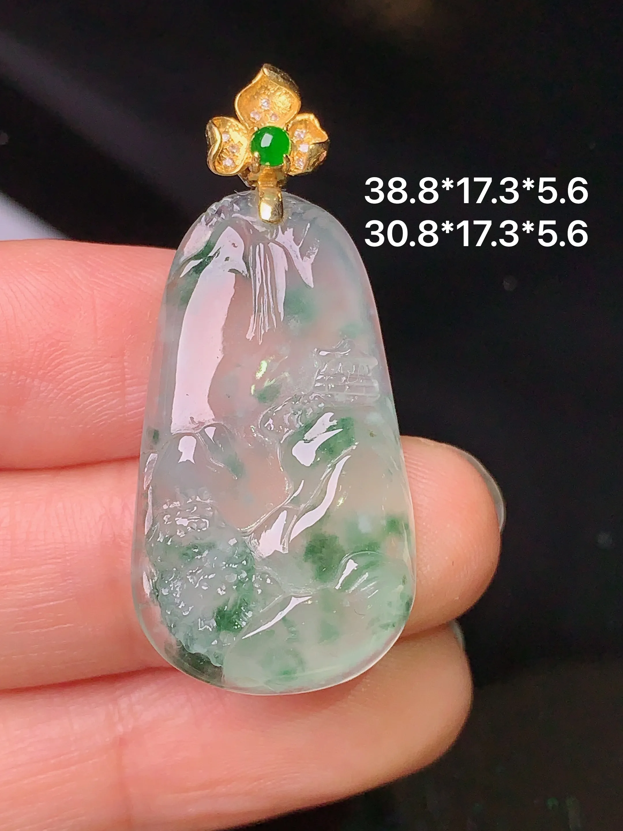 18k金镶嵌飘绿山水吊坠 玉质细腻 色泽清新艳丽 整体尺寸38.8*17.3*5.6
