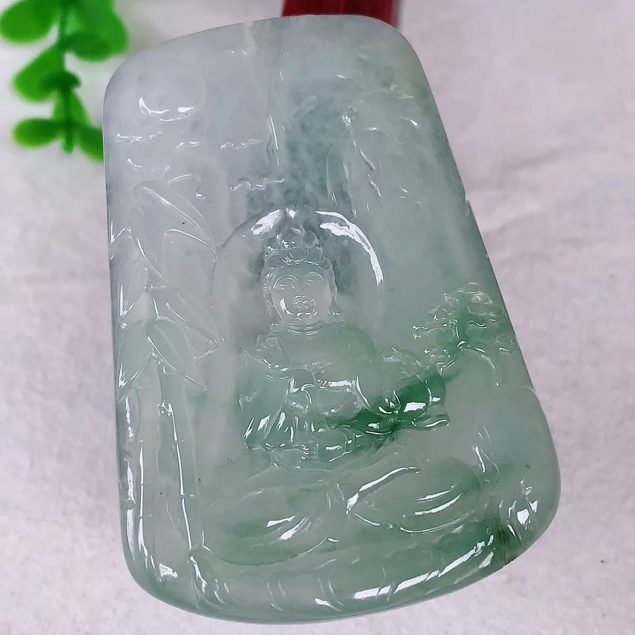 自然光实拍，大件冰种飘绿花翡翠山水观音吊坠，赐福翡翠观音，翠色迷人，观音面相端庄，佩戴时尚出众！#3