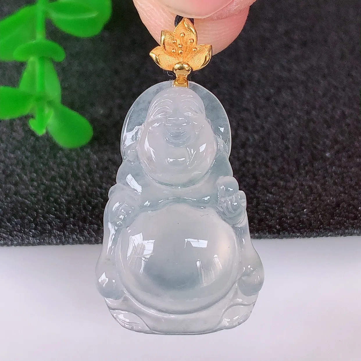 自然光实拍，18K金镶嵌冰种冰胶翡翠逍遥布袋佛吊坠，代代有钱，水足丰盈，盈满欢喜，配戴送礼佳品！#1.29整体34.5* 裸石28*18.6*6.5