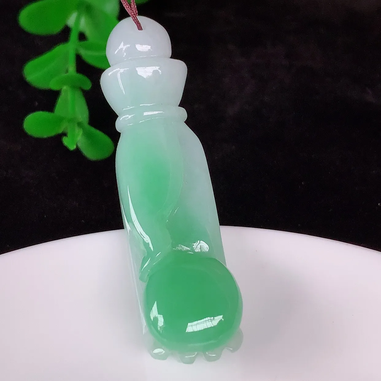 自然光实拍，冰润冰糯种飘绿翡翠掌上明珠吊坠，种老水足，翠色灵动，寓意美好，佩戴时尚出众！#46.3