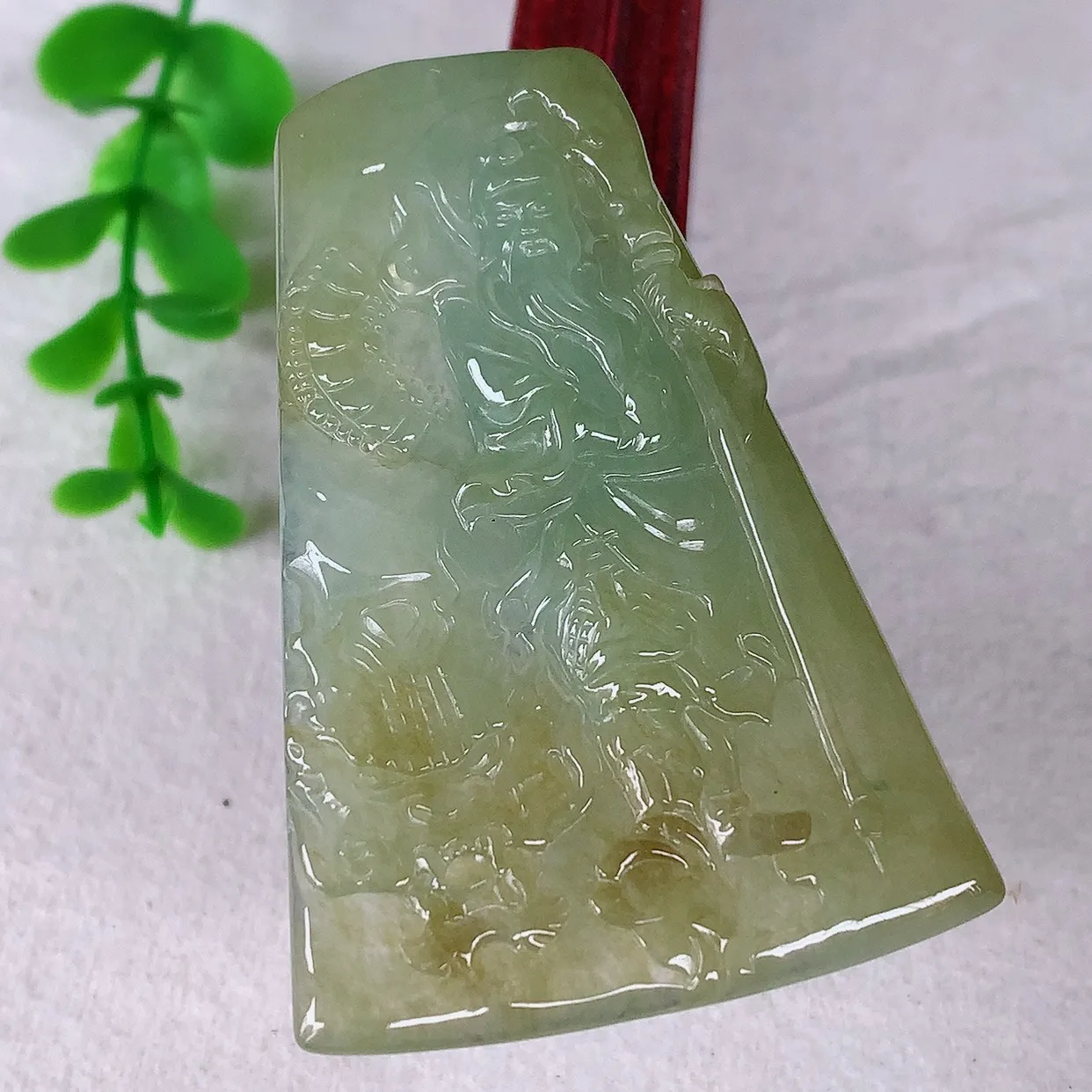 自然光实拍，大件冰润冰种双彩黄加绿翡翠关公吊坠，种老水足，翠色灵动，寓意美好， 佩戴时尚出众！#93.29