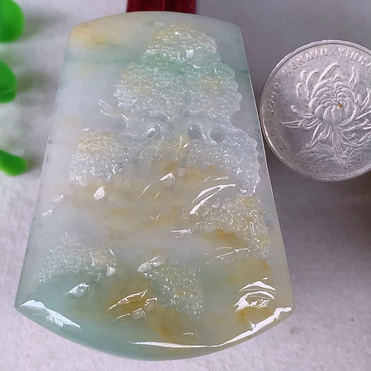 自然光实拍，冰润冰种双彩黄加绿翡翠山水牌吊坠，翡翠山水，立体生动形象，山水素材布局合理，意境感佳，佩戴上身效果更高贵 #60.29