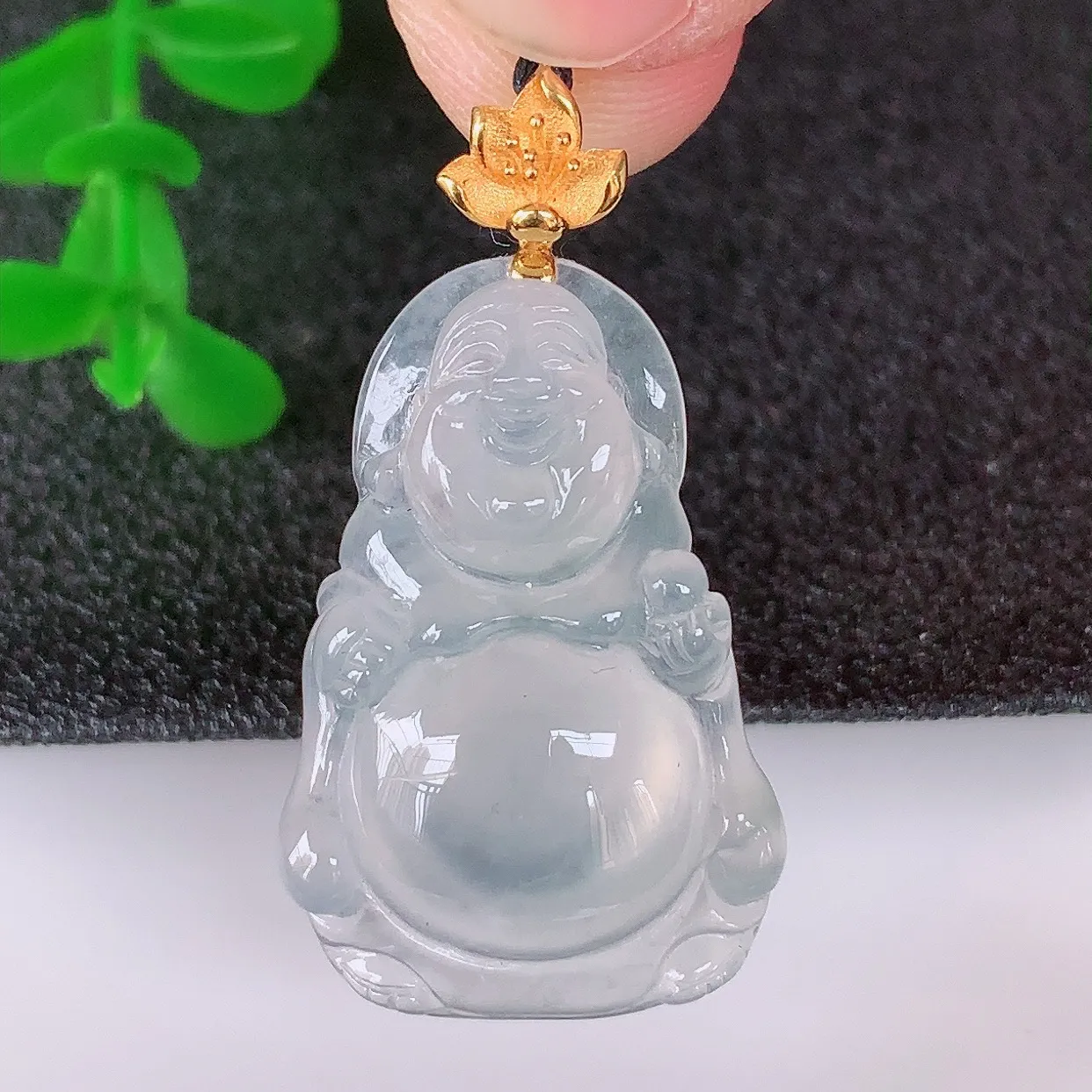 自然光实拍，18K金镶嵌冰种冰胶翡翠逍遥布袋佛吊坠，代代有钱，水足丰盈，盈满欢喜，配戴送礼佳品！#1