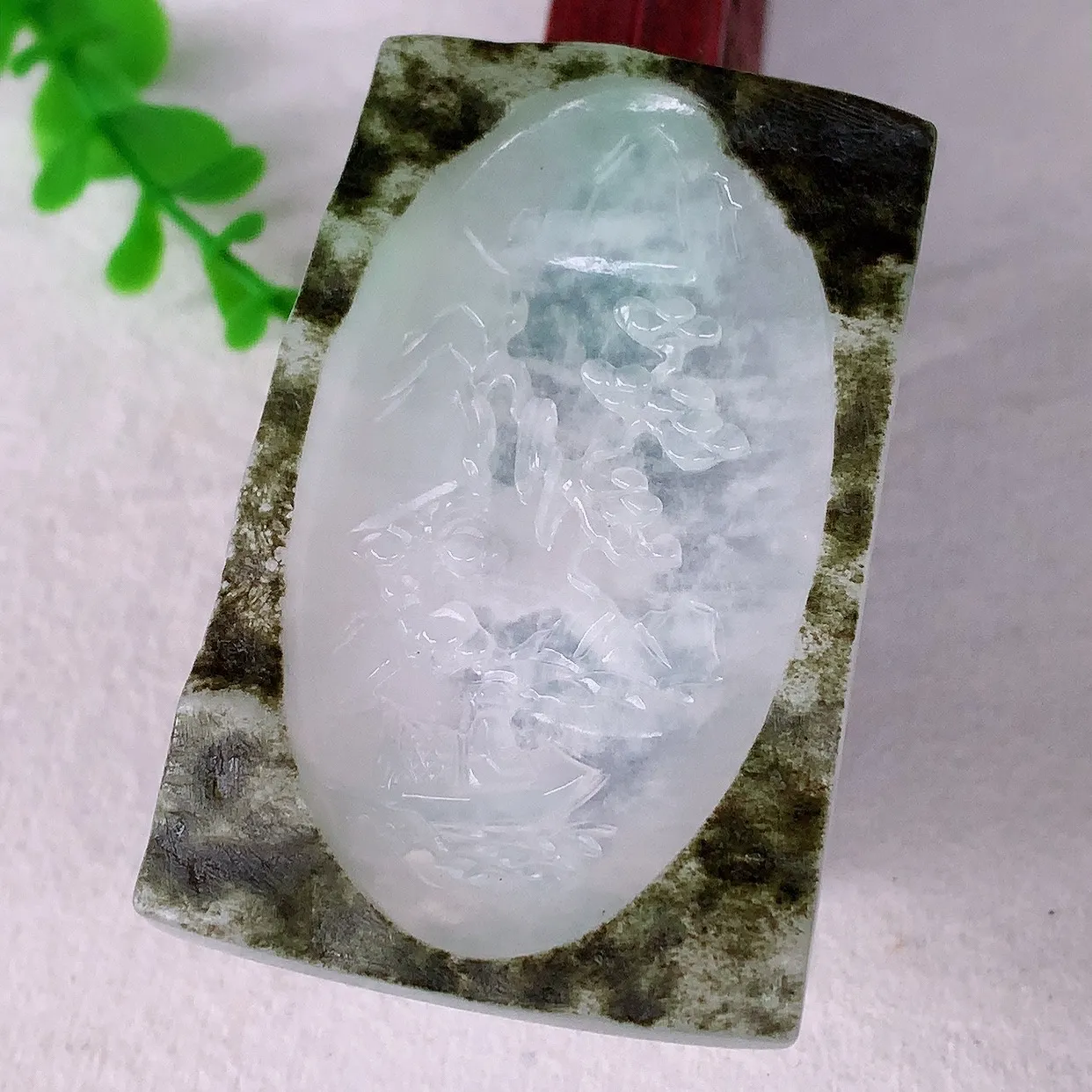 自然光实拍，大件冰润冰种翡翠山水牌吊坠，翡翠山水，立体生动形象，山水素材布局合理，意境感佳，佩戴上身效果更高贵 #60.3