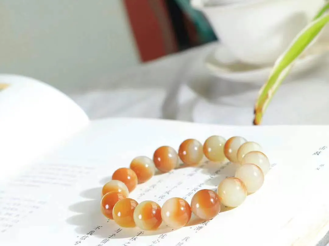 【臻品传承.手串】

精品和田玉糖白玉圆珠手串，精选上等和田玉，经过匠人精心雕琢，每一颗珠子都圆润饱满，象征着圆满与和谐。佩戴它，传承经典，彰显尊贵气质。重43克  尺寸取一12mm  7849465T