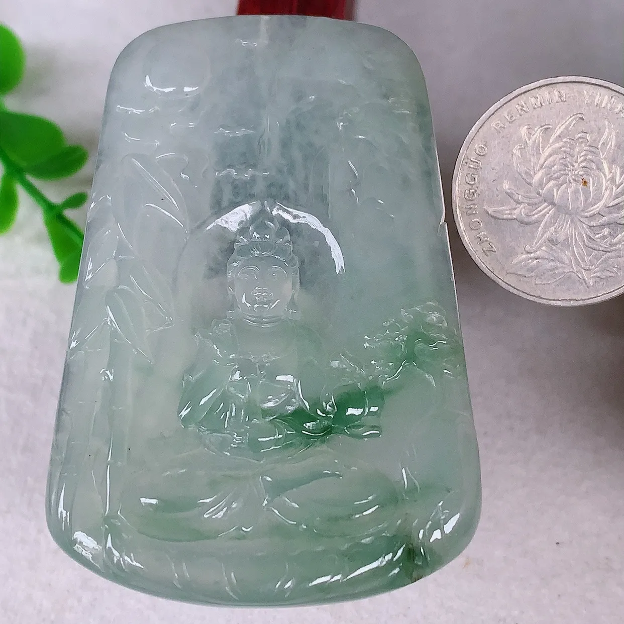 自然光实拍，大件冰种飘绿花翡翠山水观音吊坠，赐福翡翠观音，翠色迷人，观音面相端庄，佩戴时尚出众！#31.3