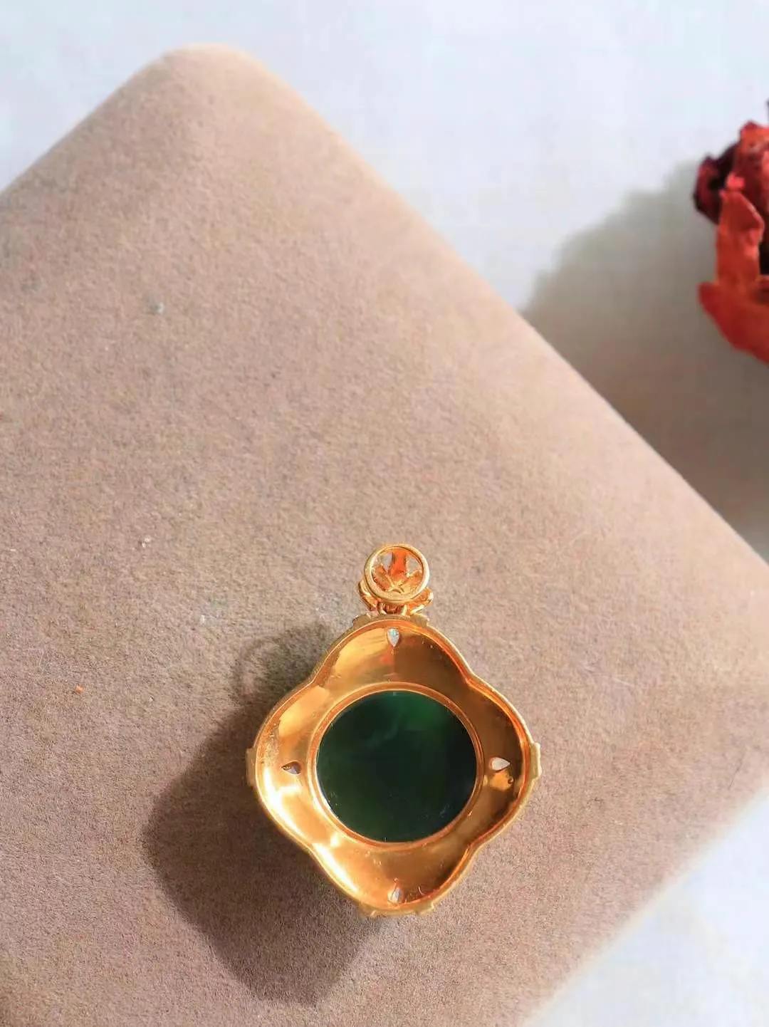 【金镶玉.吊坠】

精品和田玉碧玉猫眼金镶玉吊坠，18k金镶嵌，玉质温润细腻，做工精细，小巧精致，器形优雅，时尚百搭，寓意平安无事，如意顺心。
重7.8克   尺寸15-15.5mm   4950499T