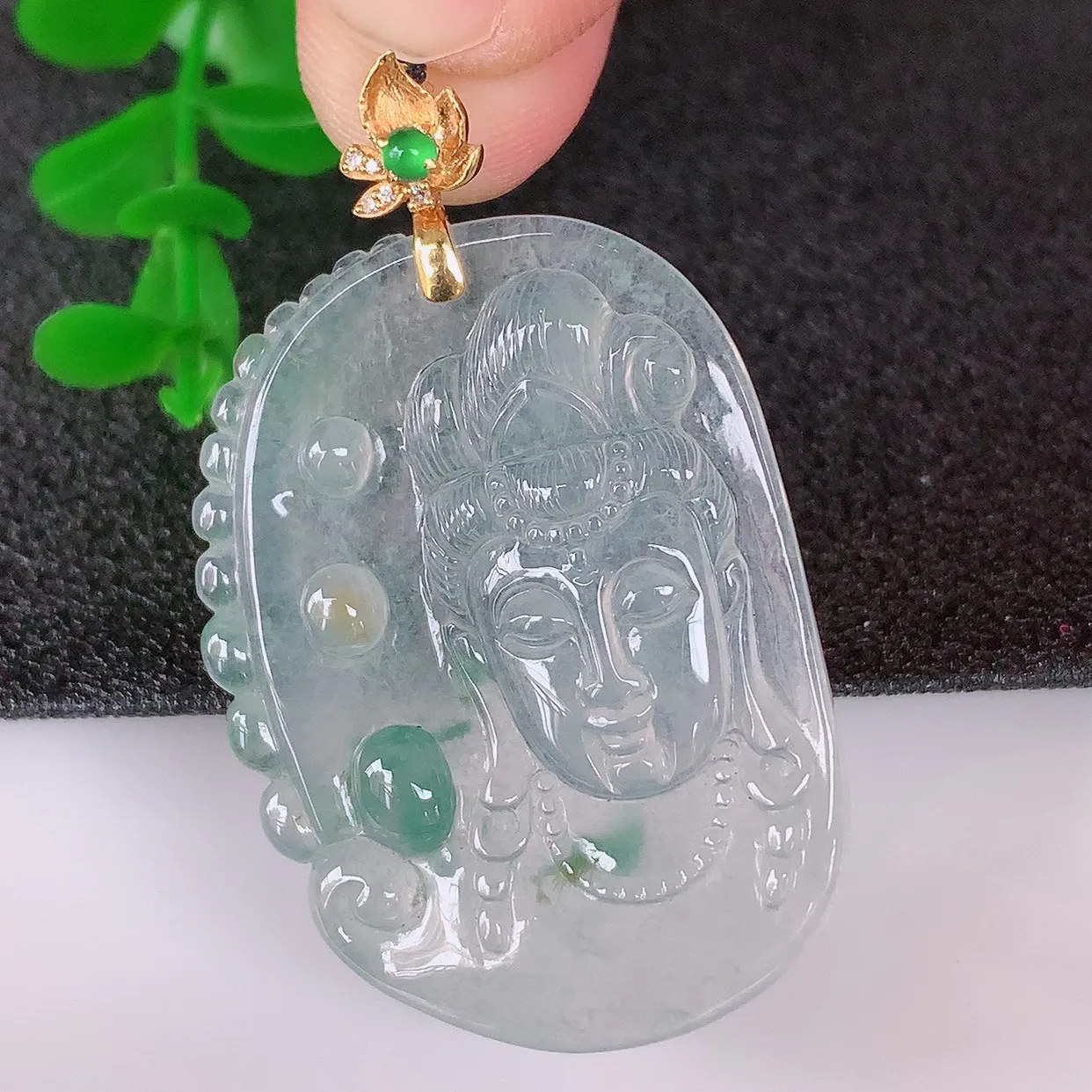自然光实拍，18K金镶嵌冰种飘花翡翠观音吊坠，赐福翡翠观音，翠色迷人，观音面相端庄，佩戴时尚出众！#1.29整体41.6* 裸石37*27*5