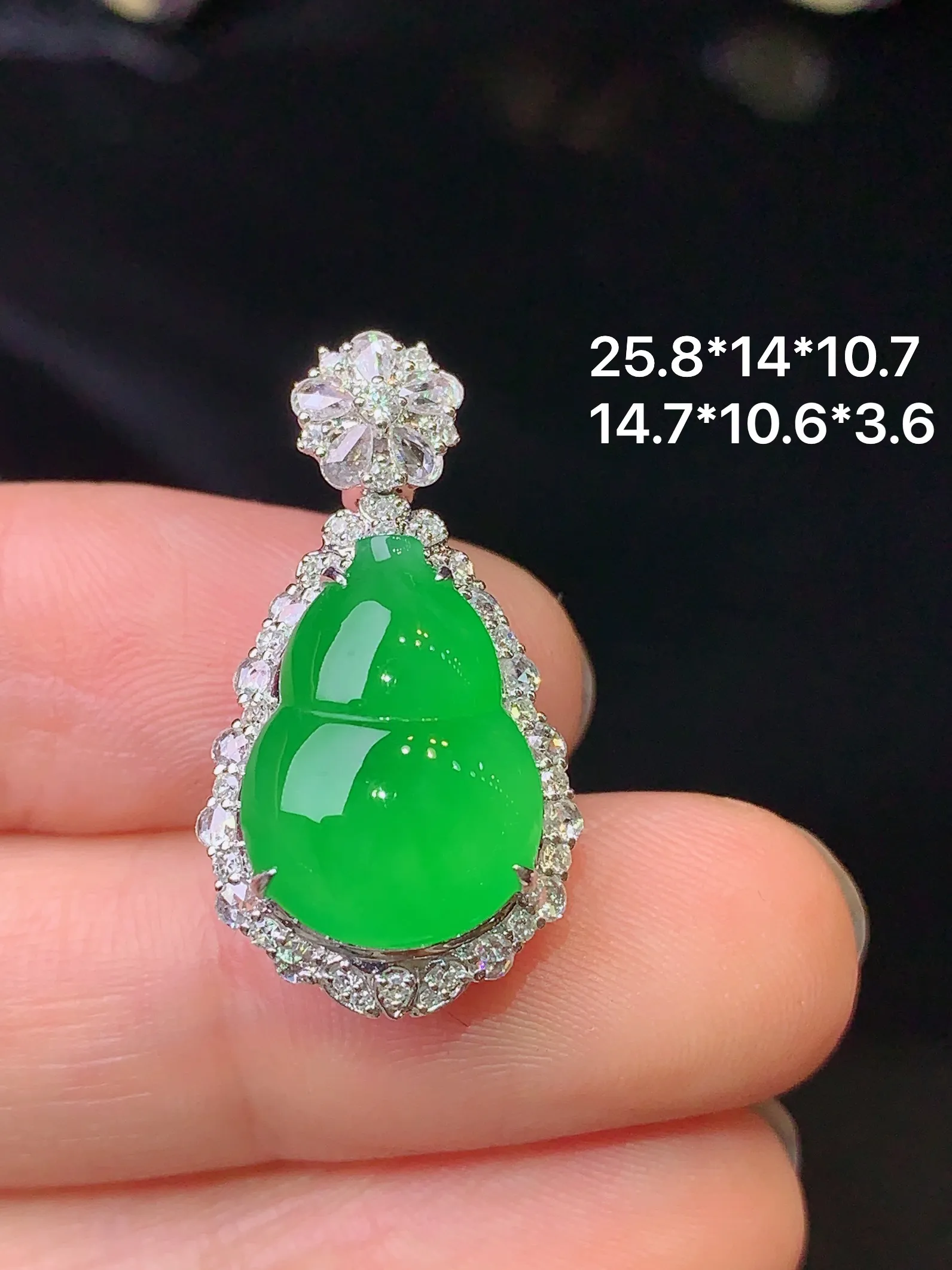 18k金钻镶嵌满绿葫芦吊坠 玉质细腻 色泽清新艳丽 整体尺寸25.8*14*10.7