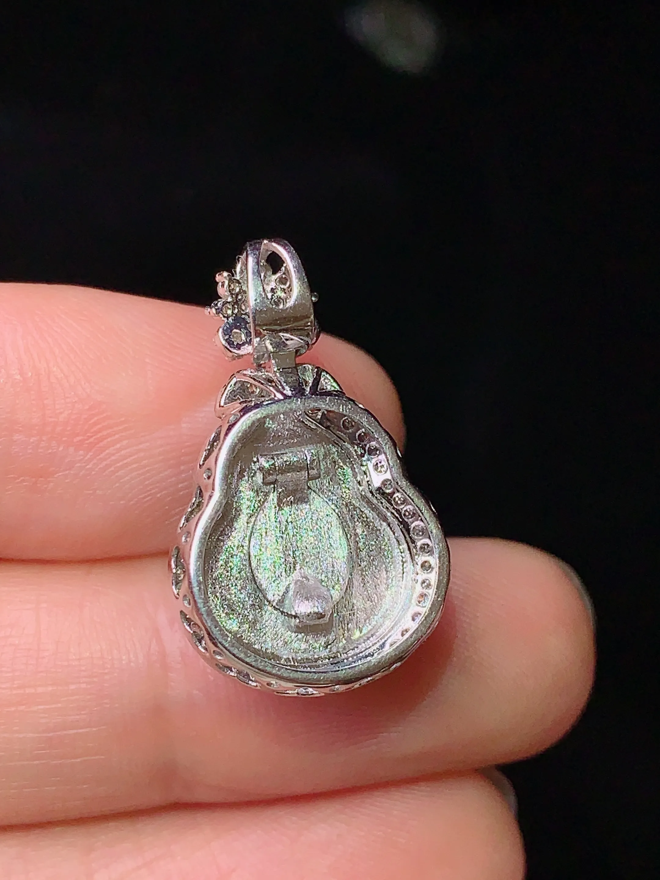 18k金钻镶嵌翠绿葫芦吊坠 玉质细腻 色泽清新艳丽 整体尺寸22.6*13.7*9.6