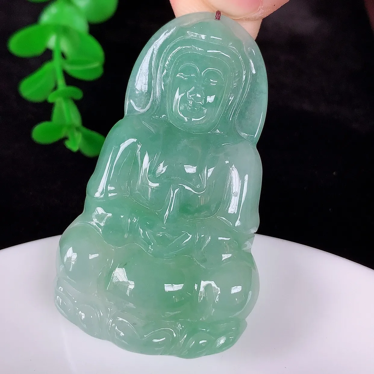 自然光实拍，冰飘绿翡翠观音吊坠，赐福翡翠观音，翠色迷人，观音面相端庄， 佩戴时尚出众！#56.29