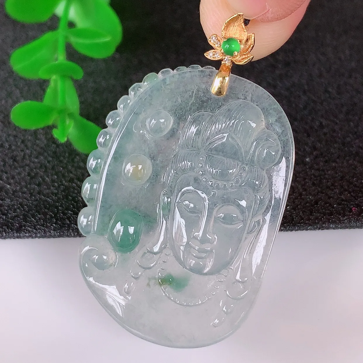 自然光实拍，18K金镶嵌冰种飘花翡翠观音吊坠，赐福翡翠观音，翠色迷人，观音面相端庄，佩戴时尚出众！#