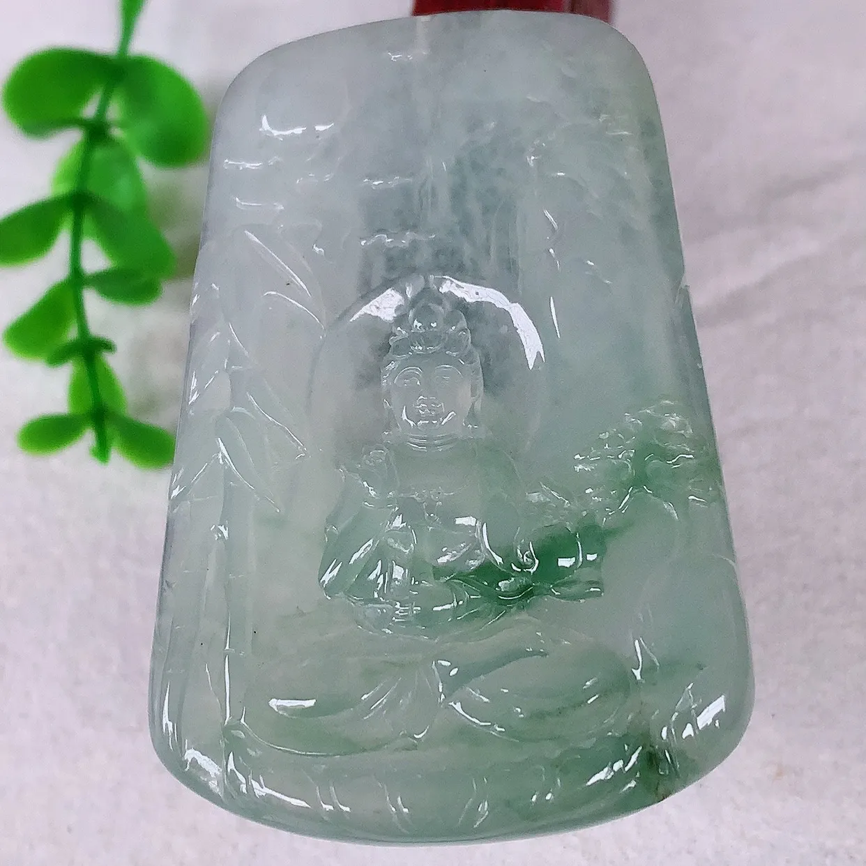 自然光实拍，大件冰种飘绿花翡翠山水观音吊坠，赐福翡翠观音，翠色迷人，观音面相端庄，佩戴时尚出众！#31.3