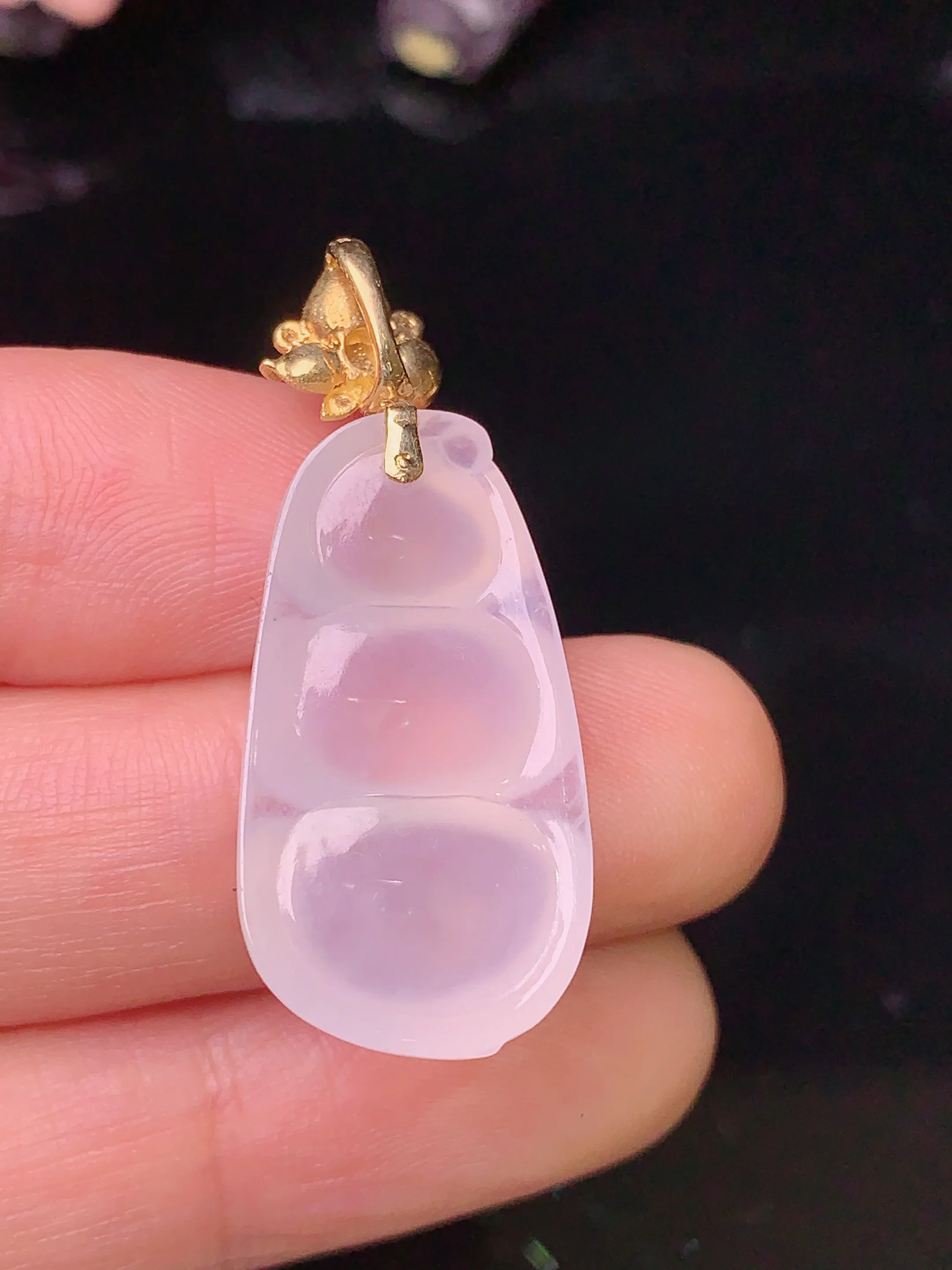 18k金钻镶嵌冰种四季豆吊坠 玉质细腻 色泽清新艳丽 整体尺寸34.5*14.2*5.8