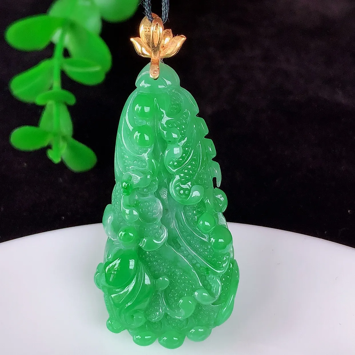 自然光实拍，18K金镶嵌冰润冰糯种飘阳绿翡翠招百财白菜吊坠，百财聚来，财源滚滚，色泽鲜艳，精工水润的白菜，性价比高！#1.3整体47*裸石39.8*20.8*9.6