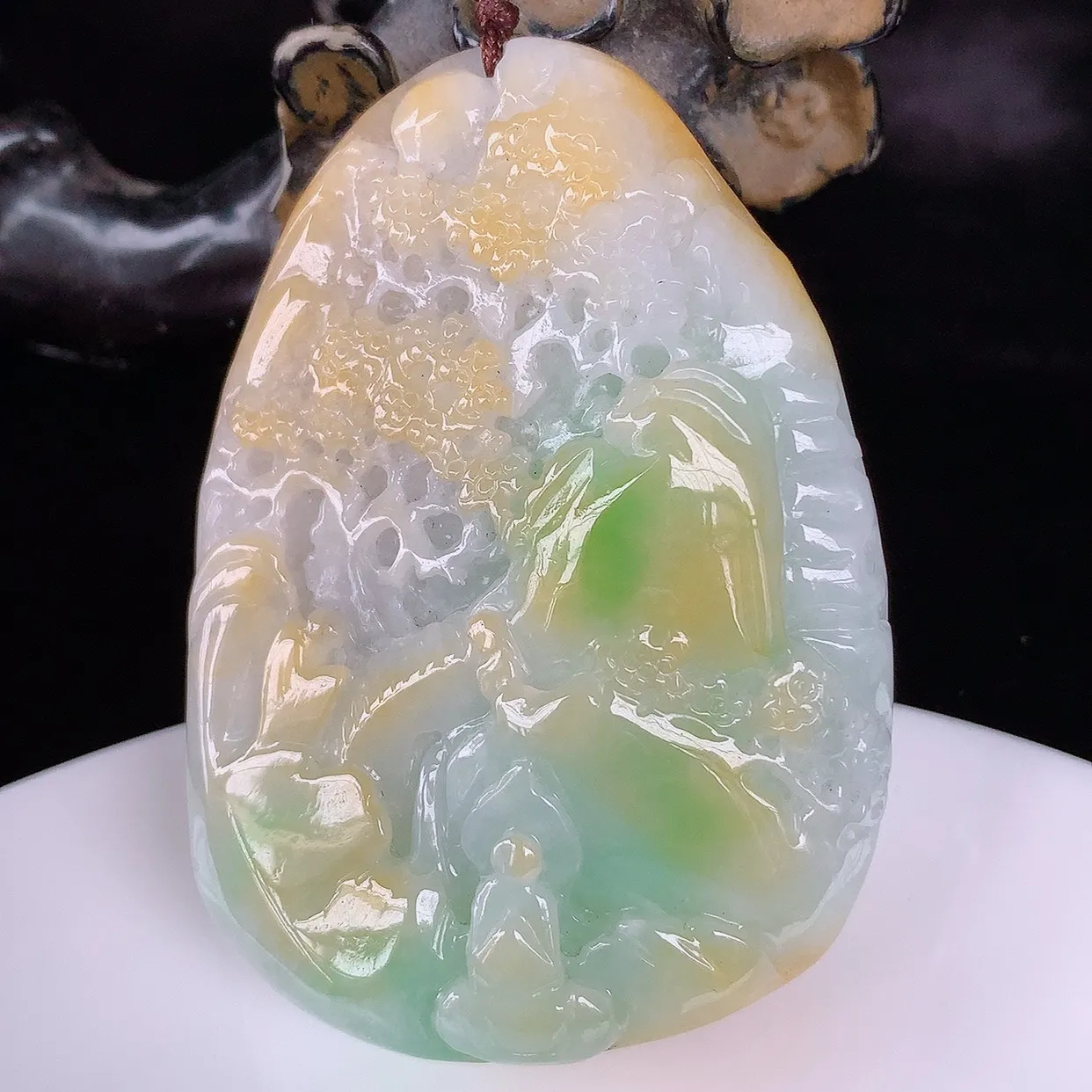 自然光实拍，厚装冰润冰糯种双彩黄加绿翡翠山水牌吊坠，翡翠山水，立体生动形象，山水素材布局合理，意境感佳，佩戴上身效果更高贵 #41.3