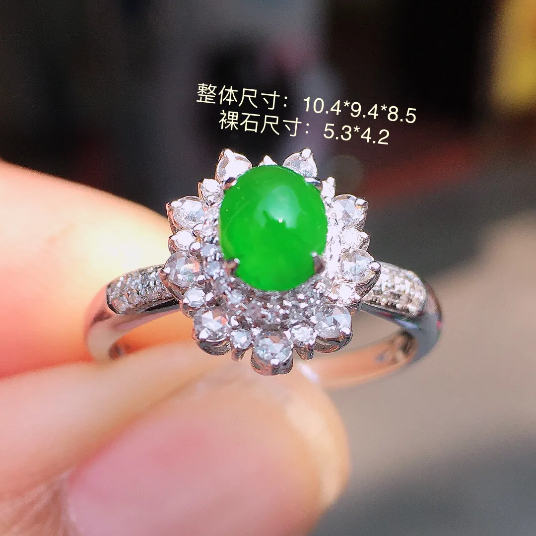 阳绿蛋面戒指，色泽均匀艳丽，玉质细腻，荧光感超
强，饱满水润，气质满满。18k
金豪华镶嵌