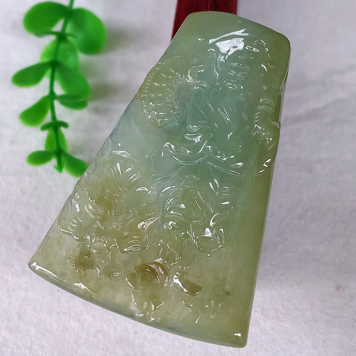 自然光实拍，大件冰润冰种双彩黄加绿翡翠关公吊坠，种老水足，翠色灵动，寓意美好， 佩戴时尚出众！#93