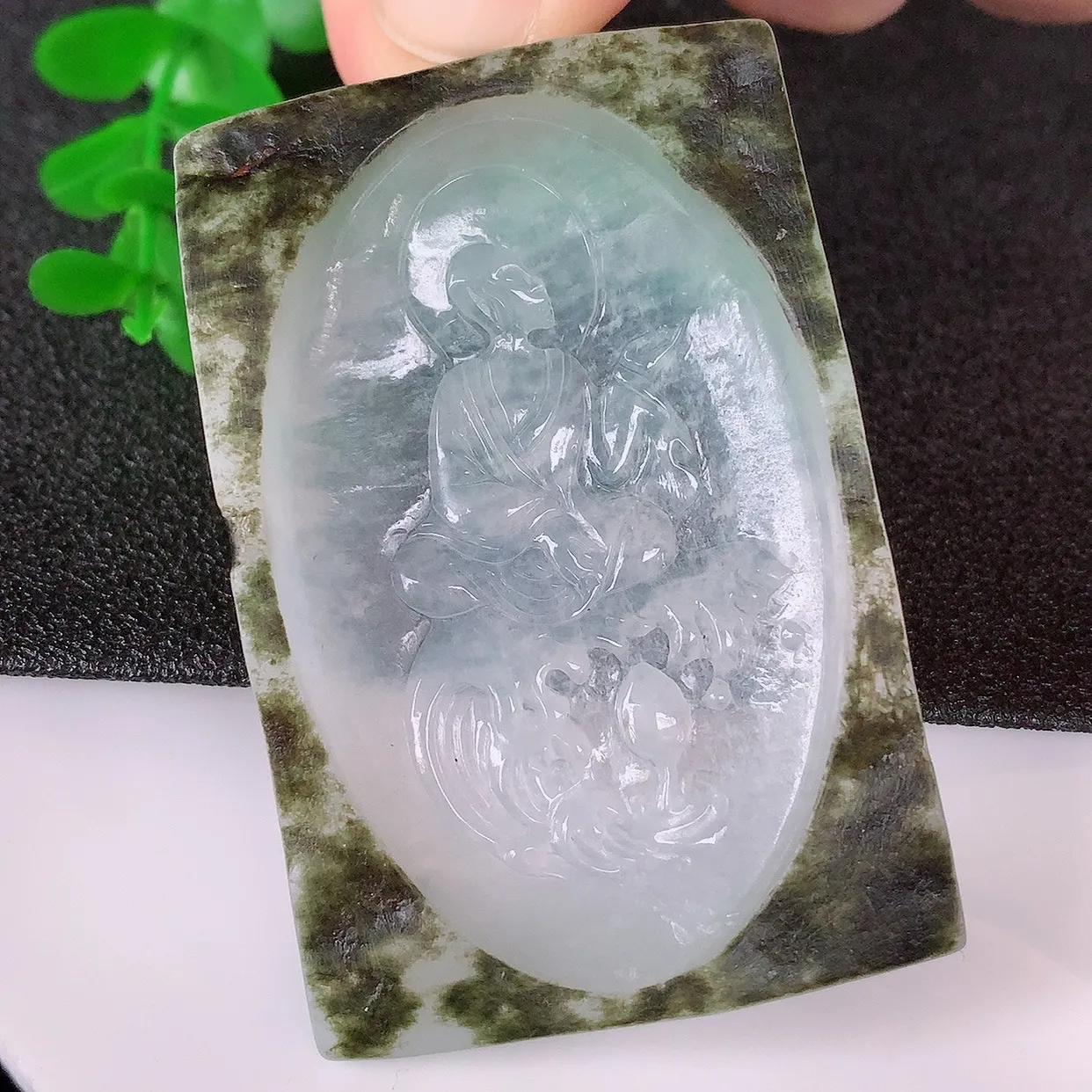 自然光实拍，冰润冰种飘绿翡翠悟道吊坠，翡翠悟道寓意“祥和，安宁，吉祥，幸福”，佩戴效果优雅迷人，性价比超高！#60.3
