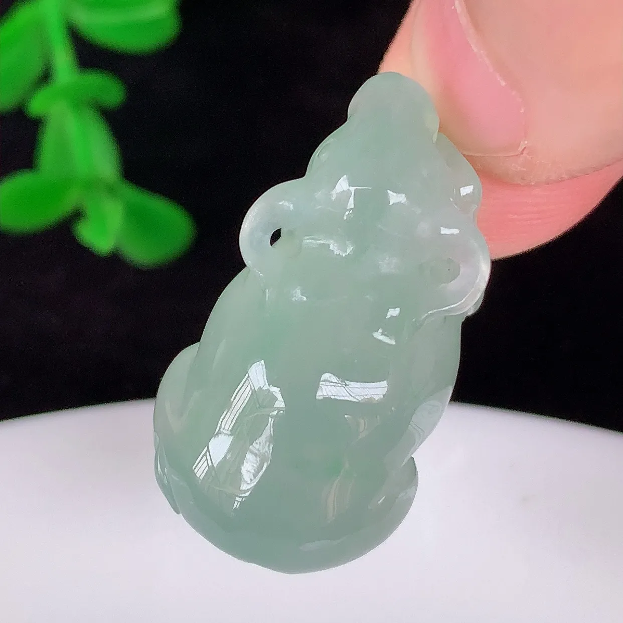 自然光实拍，冰润冰种翡翠生肖牛吊坠，牛气冲天，种老水足，翠色灵动，寓意美好， 佩戴时尚出众！#60.
