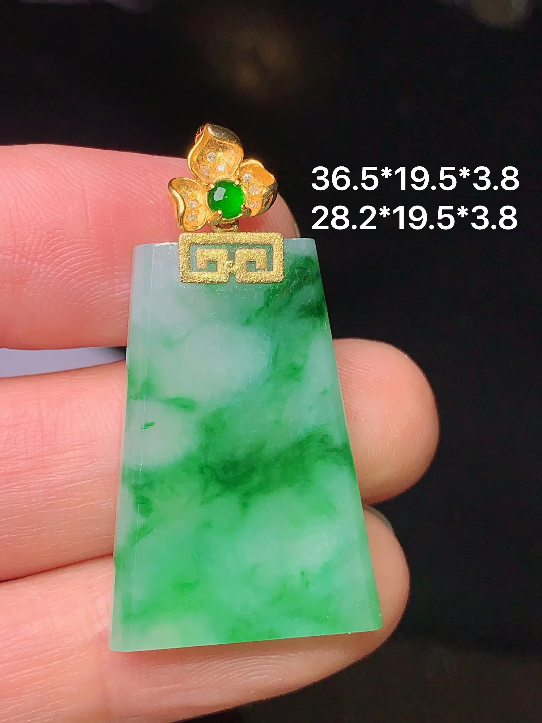 18k金镶嵌飘绿无事牌吊坠 玉质细腻 色泽清新艳丽 整体尺寸36.5*19.5*3.8