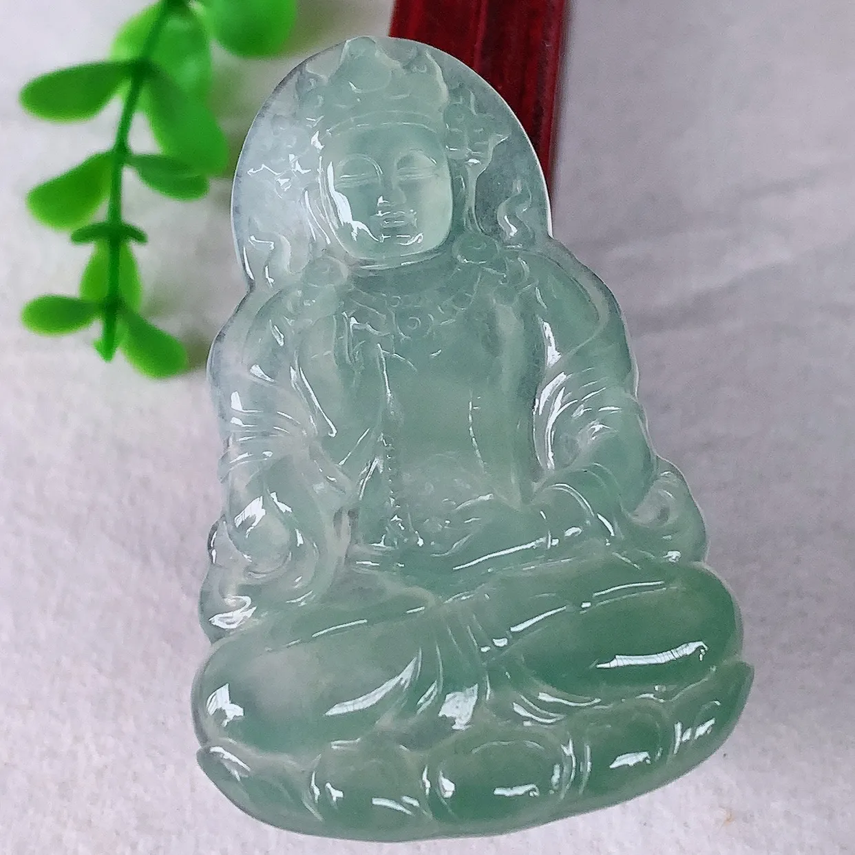 自然光实拍，冰种飘绿翡翠观音吊坠，赐福翡翠观音，翠色迷人，观音面相端庄，佩戴时尚出众！#31.3
