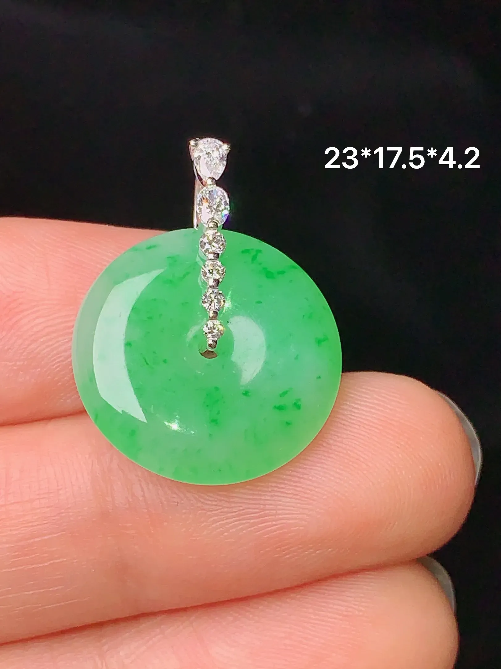 18k金钻镶嵌翠绿平安扣吊坠 玉质细腻 色泽清新艳丽 整体尺寸23*17.5*4.2