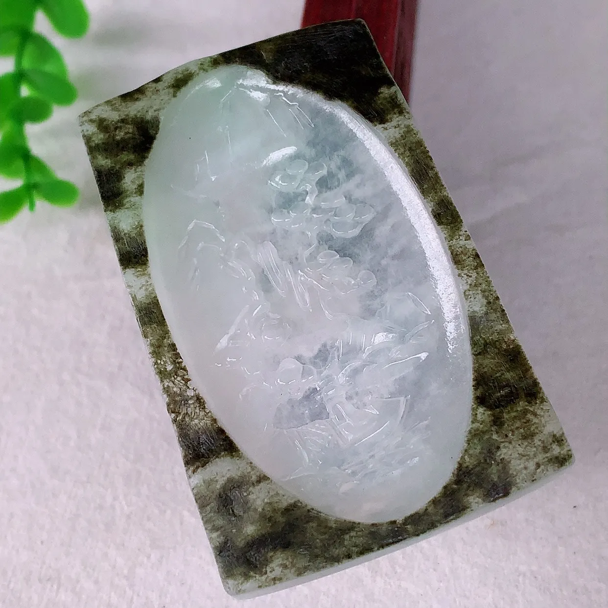 自然光实拍，大件冰润冰种翡翠山水牌吊坠，翡翠山水，立体生动形象，山水素材布局合理，意境感佳，佩戴上身效果更高贵 #60.3
