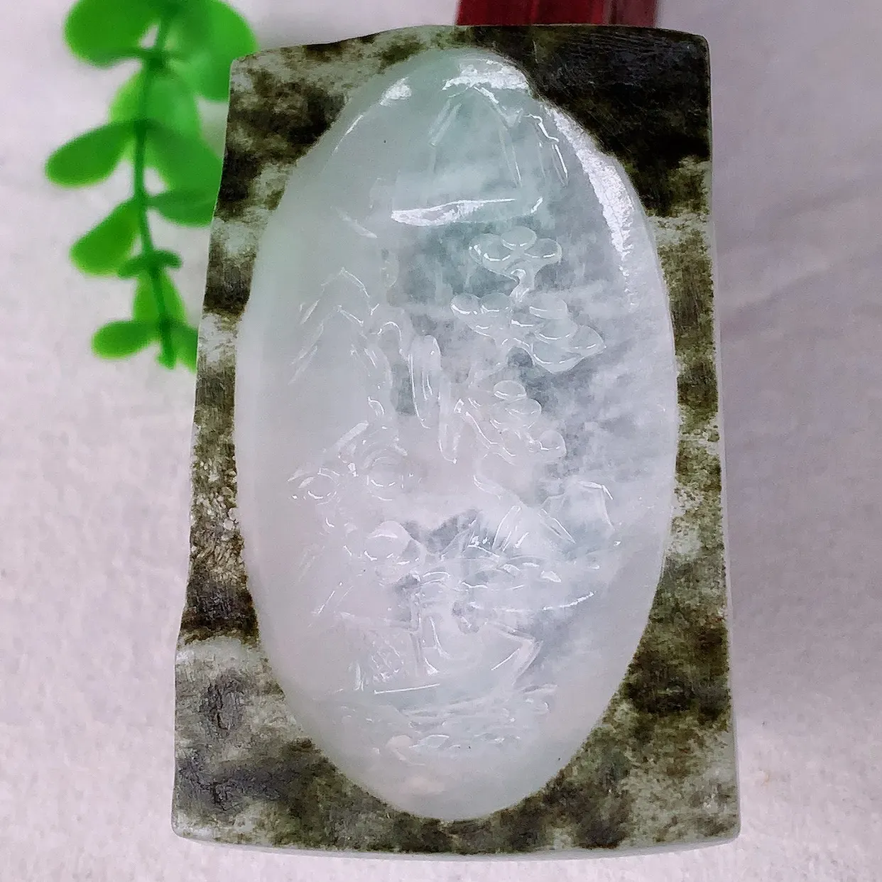 自然光实拍，大件冰润冰种翡翠山水牌吊坠，翡翠山水，立体生动形象，山水素材布局合理，意境感佳，佩戴上身效果更高贵 #60.3