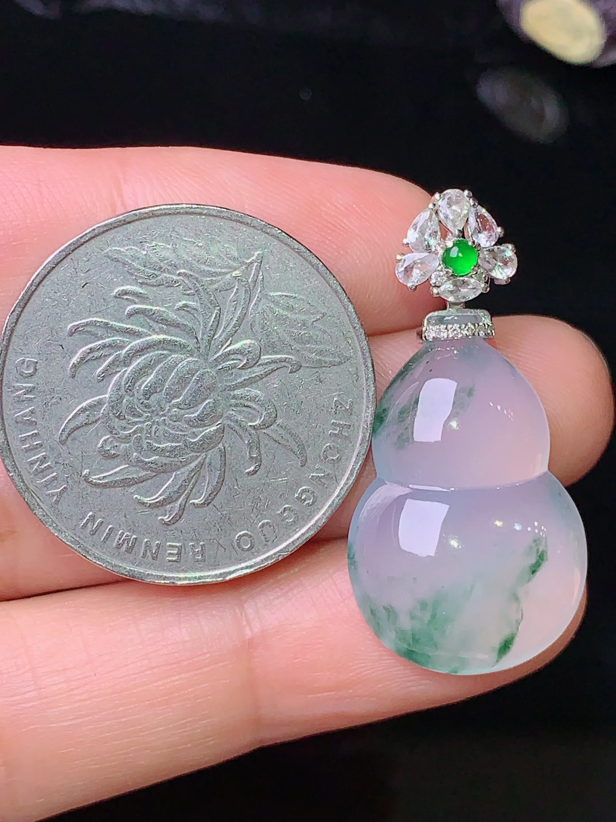 18k金钻镶嵌冰种葫芦吊坠 玉质细腻 色泽清新艳丽 整体尺寸31.6*16*6.1