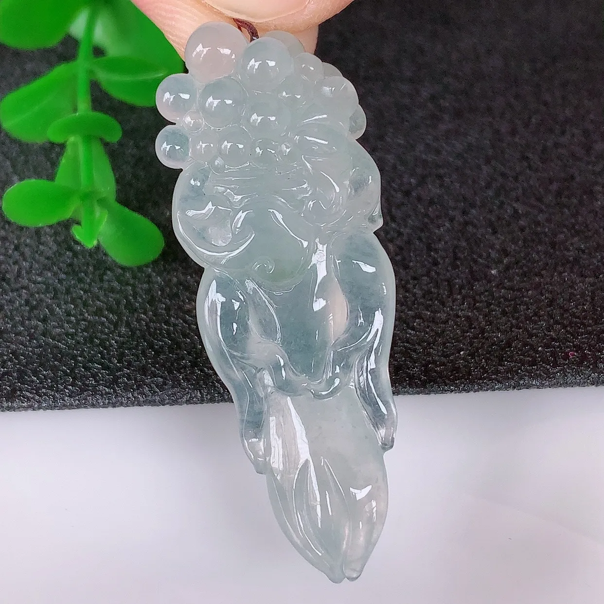 自然光实拍，冰润冰种翡翠人生如意吊坠，种老水足，翠色灵动，寓意美好， 佩戴时尚出众！#89.29