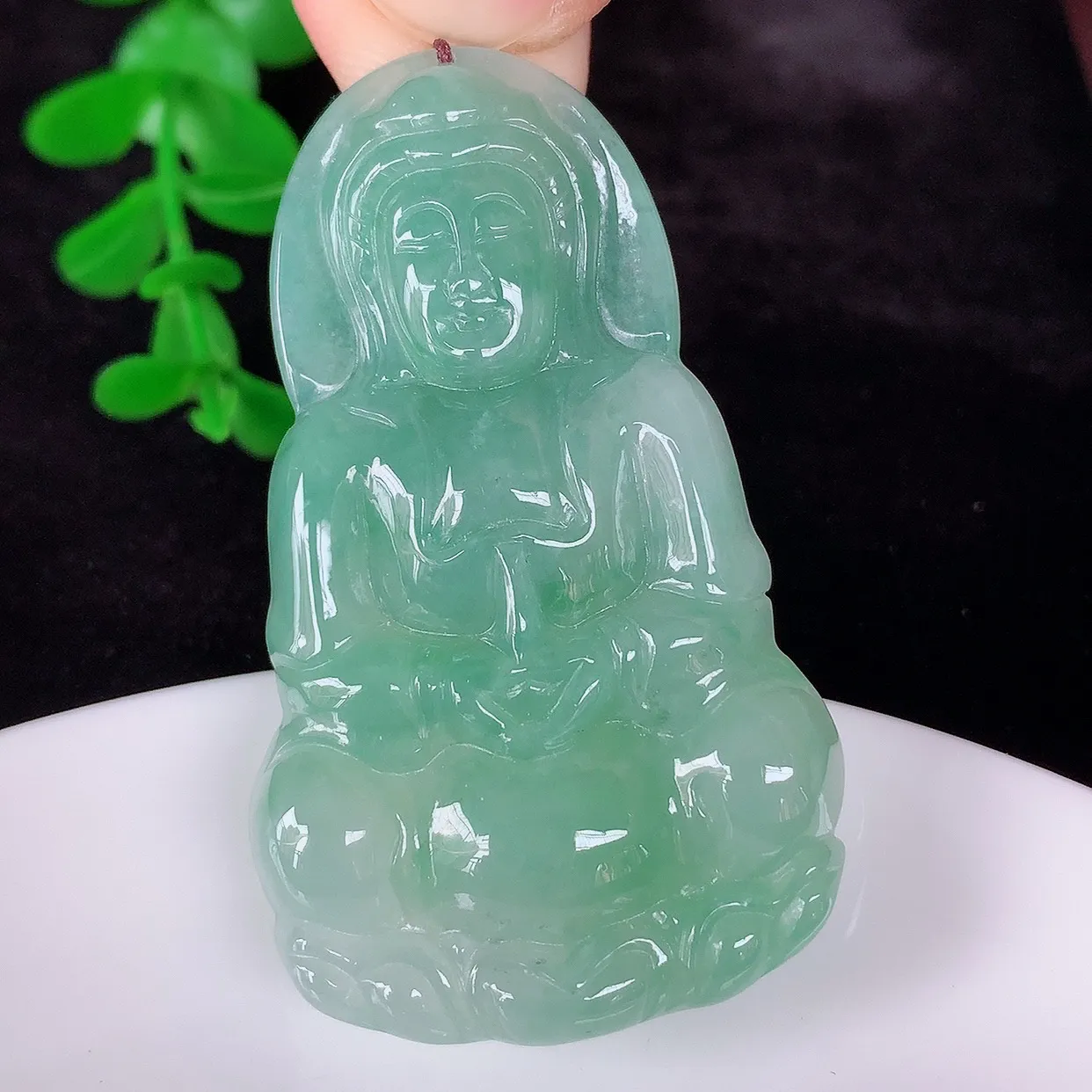 自然光实拍，冰飘绿翡翠观音吊坠，赐福翡翠观音，翠色迷人，观音面相端庄， 佩戴时尚出众！#56.29