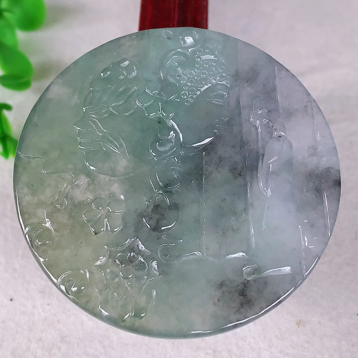 自然光实拍，冰润冰种乌鸡种翡翠一念之间吊坠，种老水足，翠色灵动，寓意美好， 佩戴时尚出众！#60.2