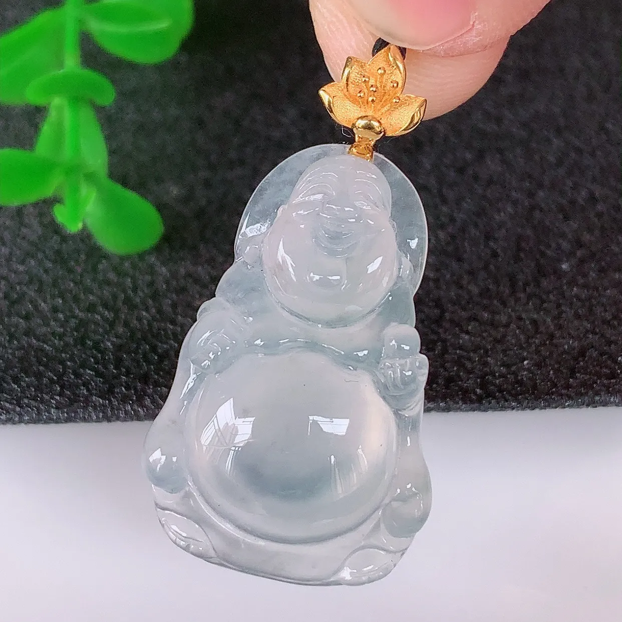 自然光实拍，18K金镶嵌冰种冰胶翡翠逍遥布袋佛吊坠，代代有钱，水足丰盈，盈满欢喜，配戴送礼佳品！#1.29整体34.5* 裸石28*18.6*6.5