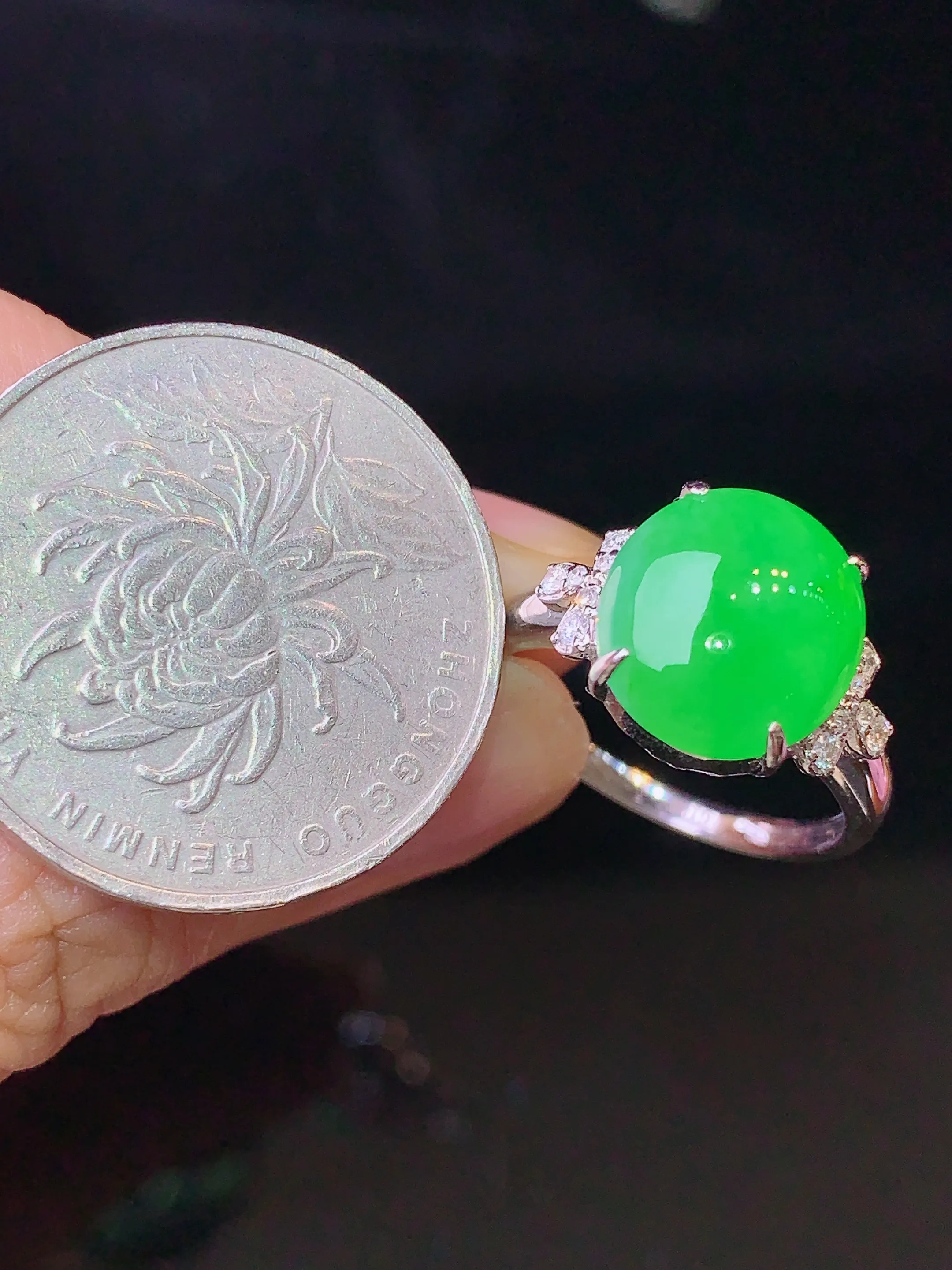 18k金钻镶嵌翠绿蛋面戒指 玉质细腻 色泽清新艳丽 圈口14 裸石尺寸11.6*10.5*3.6